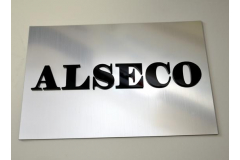 Металлическая табличка с объемными буквами