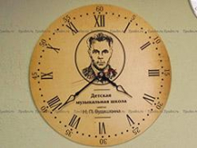 настенные часы с логотипом из дерева