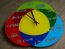 настенные часы с логотипом из пластика