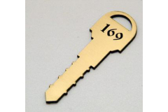 Номерок в виде ключа из дерева