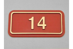Красный шильд номером квартиры или комнаты
