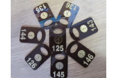 Черные номерки из оргстекла с эмблемой компании