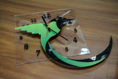 Настенные часы с логотипом колибри