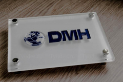 Табличка на дистанционных держателях из стекла