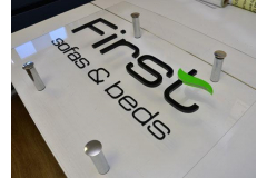 Табличка на дистанционных держателях стеклянная