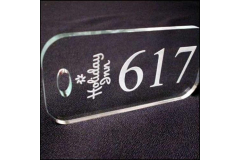 Гравировка номерка из акрила