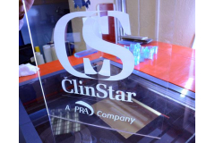 Лазерная гравировка оргстекла статуэтка